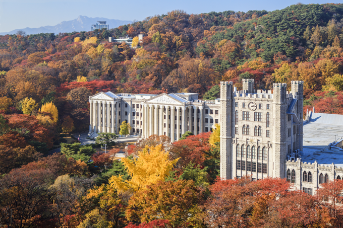 ▲ 경희사이버대학교는 스마트건축공학과·AI기계제어공학과·전자정보공학과 2개 학과 신설을 통해 디지털 전환(DX), 인공지능 전환(AX), 스마트시티·친환경 건축 설계 및 시공, 지능형 기계·모빌리티, 로봇, 데이터 기반 제어기술 등 산업 구조의 빠른 변화에 맞추어 AI시대에 대응하는 공학 전문 인재를 양성한다.